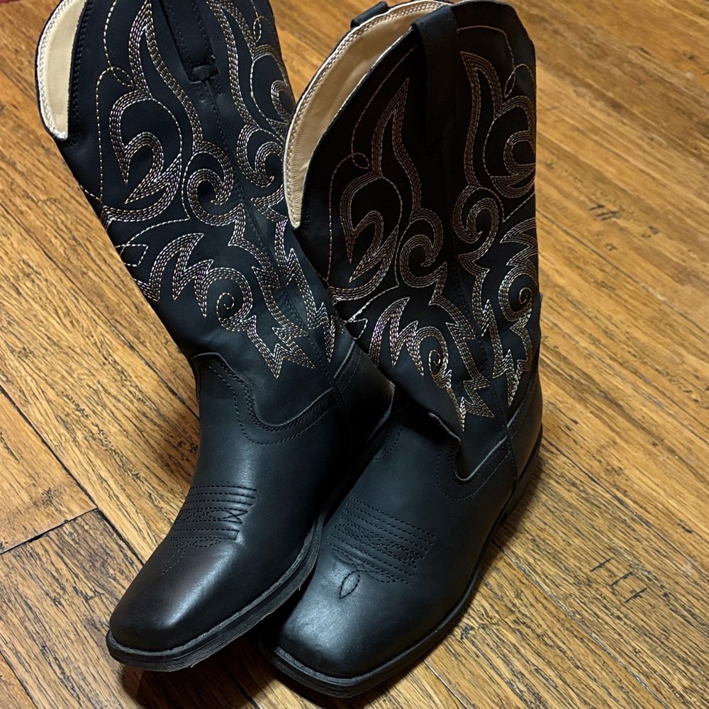 Black Western Cowboy Boots with Embroidered Design